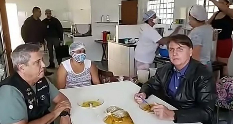 Forças Armadas devem começar a vacinar população, diz Bolsonaro
