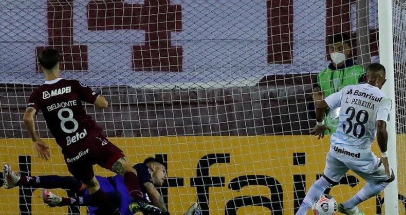Grêmio marca no fim e vence o Lanús por 2 a 1 na Sul-Americana