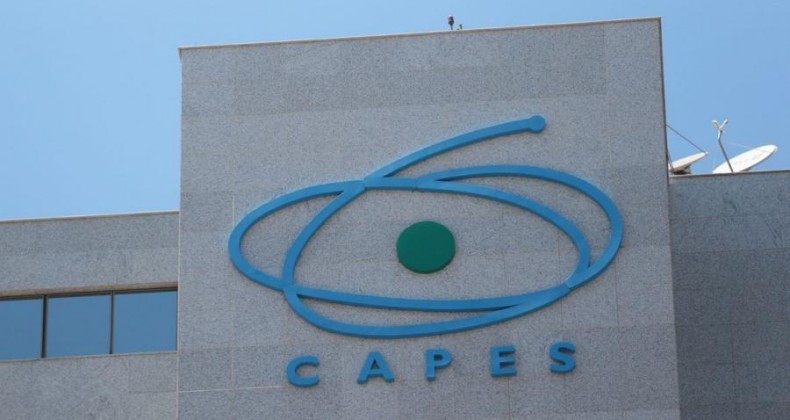 Capes diz que manterá 90 mil bolsas de pós-graduação no país