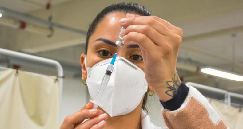 Farmacêutica nacional acerta vinda de vacina CanSino para o Brasil