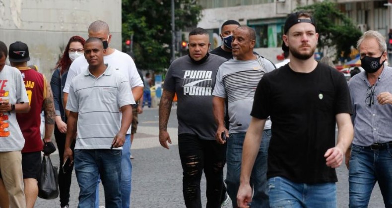 Cresce o número de brasileiros que não usam mais máscaras de proteção