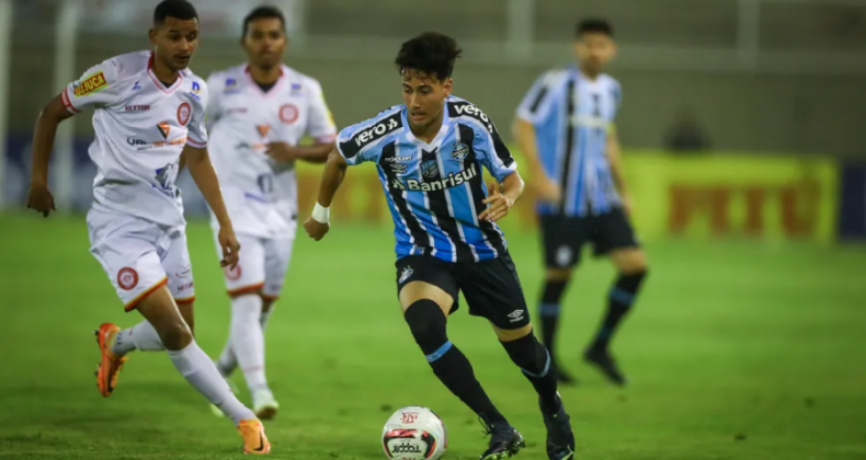 Léo Gomes e Gabriel Silva ganham pontos no Grêmio após chances