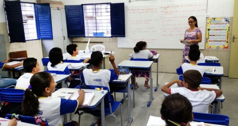 Só metade das escolas públicas têm projetos antirracistas, aponta ONG