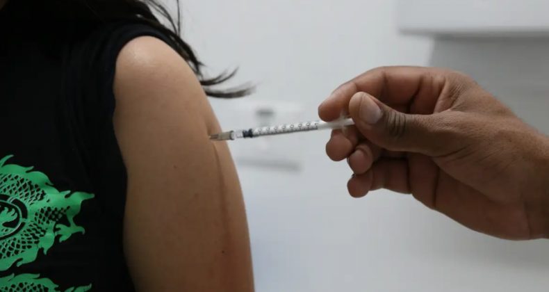 Vacinas contra covid-19 serão enviadas até terça para todo o Brasil