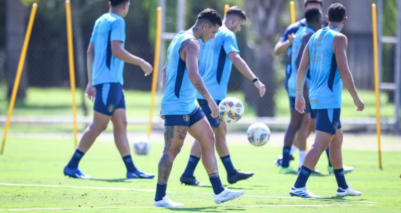 Pavon treina e pode reaparecer na decisão contra o Juventude