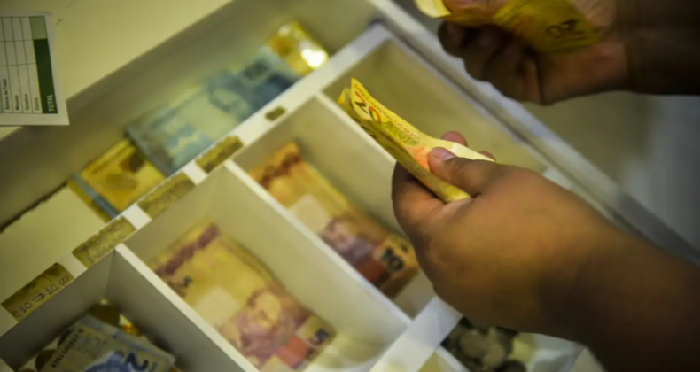 Percentual de famílias com dívidas em atraso cai em fevereiro, diz CNC