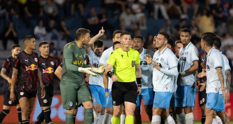 Bastidores da nova indignação tricolor vão do gramado às redes sociais