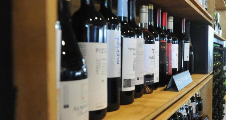 Eduardo Leite assina decreto que elimina substituição tributária na cadeia de vinhos