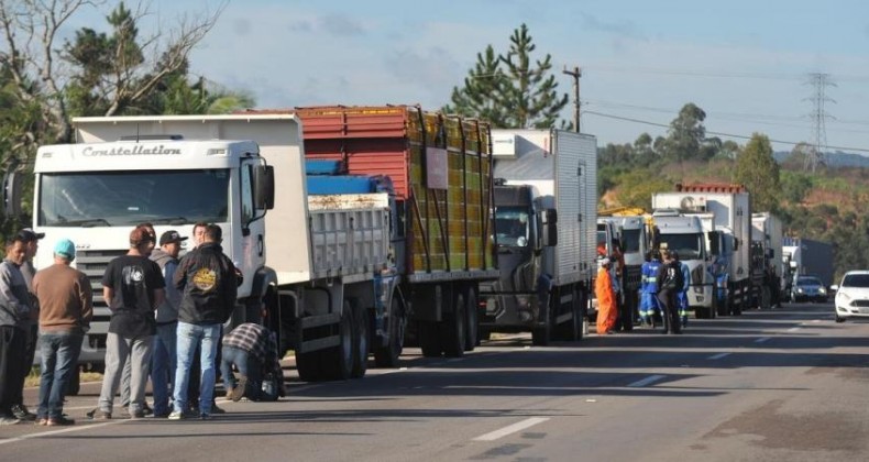 Ministro se reúne com caminhoneiros para evitar greve por tabela de fretes
