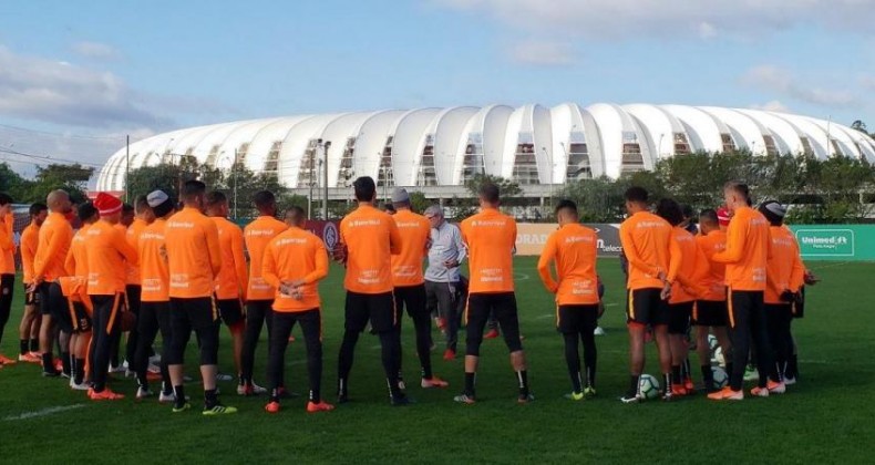 Odair abre treino e encaminha equipe para decisão contra o Palmeiras